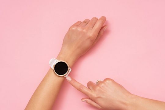 Róż, biel i diamenty: polecamy najbardziej kobiece smartwatche